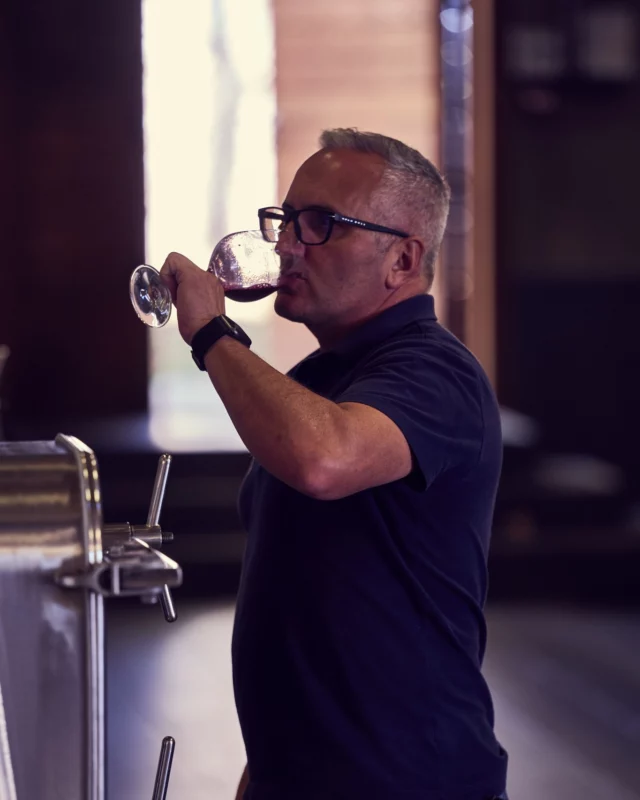 32 ans de passion en cave 🍷
Depuis 32 ans, Frédéric Bénour veille avec rigueur et passion sur chaque millésime du Château Dauzac.

🎯 Entré au domaine comme ouvrier de chai, Frédéric est aujourd’hui la mémoire vivante de notre cave.

Avec une précision d’orfèvre, il orchestre les vinifications, suit les fermentations, affine les élevages, déguste, ajuste… et façonne l’âme de nos vins.

🌿 Artisan engagé, il porte nos projets les plus ambitieux, comme la cuvée Franc de pied, issue de vignes non greffées.

--

For 32 years, @benourfrederic benour has has watched over each vintage of Château Dauzac with rigour and passion.
 
🎯 Starting out as a cellar worker, inspired by his father-in-law, he is now the living memory of the estate.
He oversees vinification, refines the aging process, and shapes the very soul of our wines.
 
🌿 A passionate craftsman, he supports our most ambitious projects,— like Franc de pied, ungrafted cuvée produced in extremely limited quantities.

#ChâteauDauzac #PassionDuVin #32AnsDePassion #MémoireDuVin #ArtisanDuVin #VigneronEngagé #VinFrançais #WinemakingArt #FineWine #WineStory #UngraftedVine #FrancDePied #WineHeritage #MargauxWine